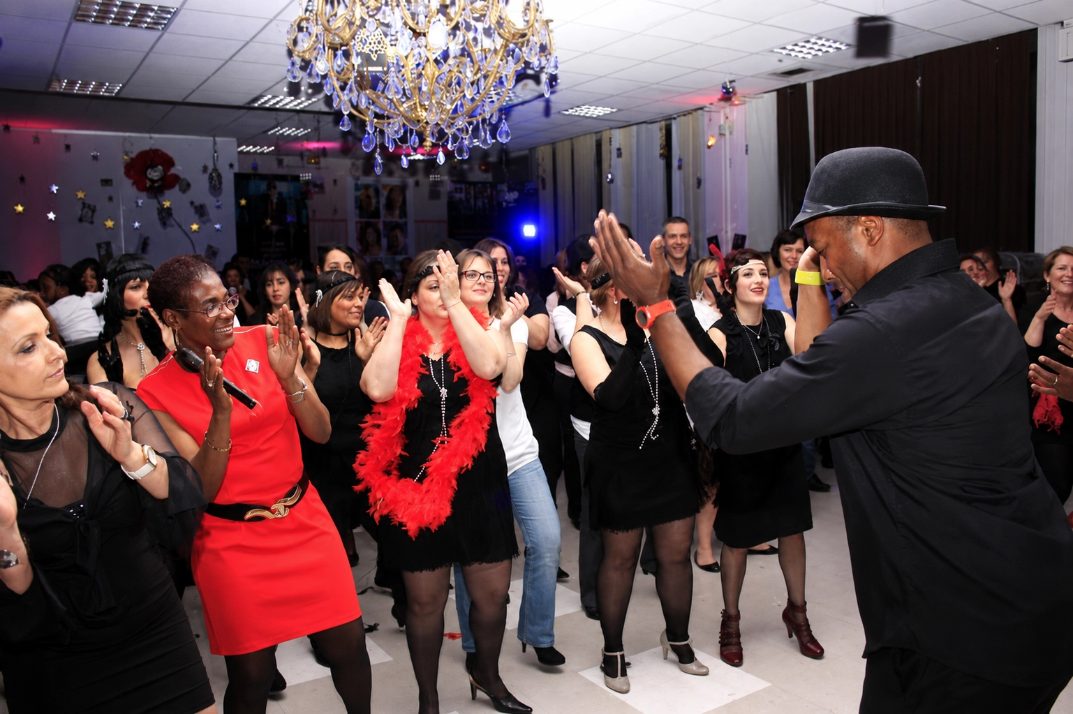 Coco Coach Animations anime une danse collective devant un public enthousiaste lors d’une soirée festive